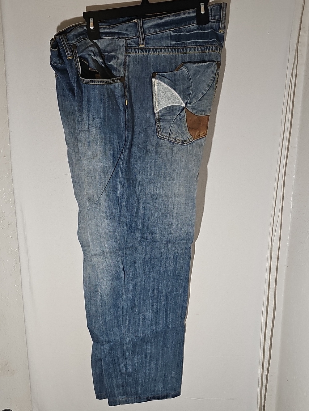 Akademiks Men's Washed Blue Relaxed Jeans with Pocket Patch